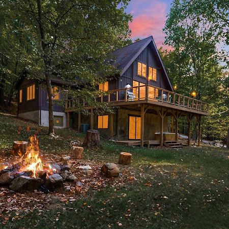 Cozy Cabin W Fire Pit, Hot Tub, Deck, & Pool Table バークレー・スプリングス エクステリア 写真