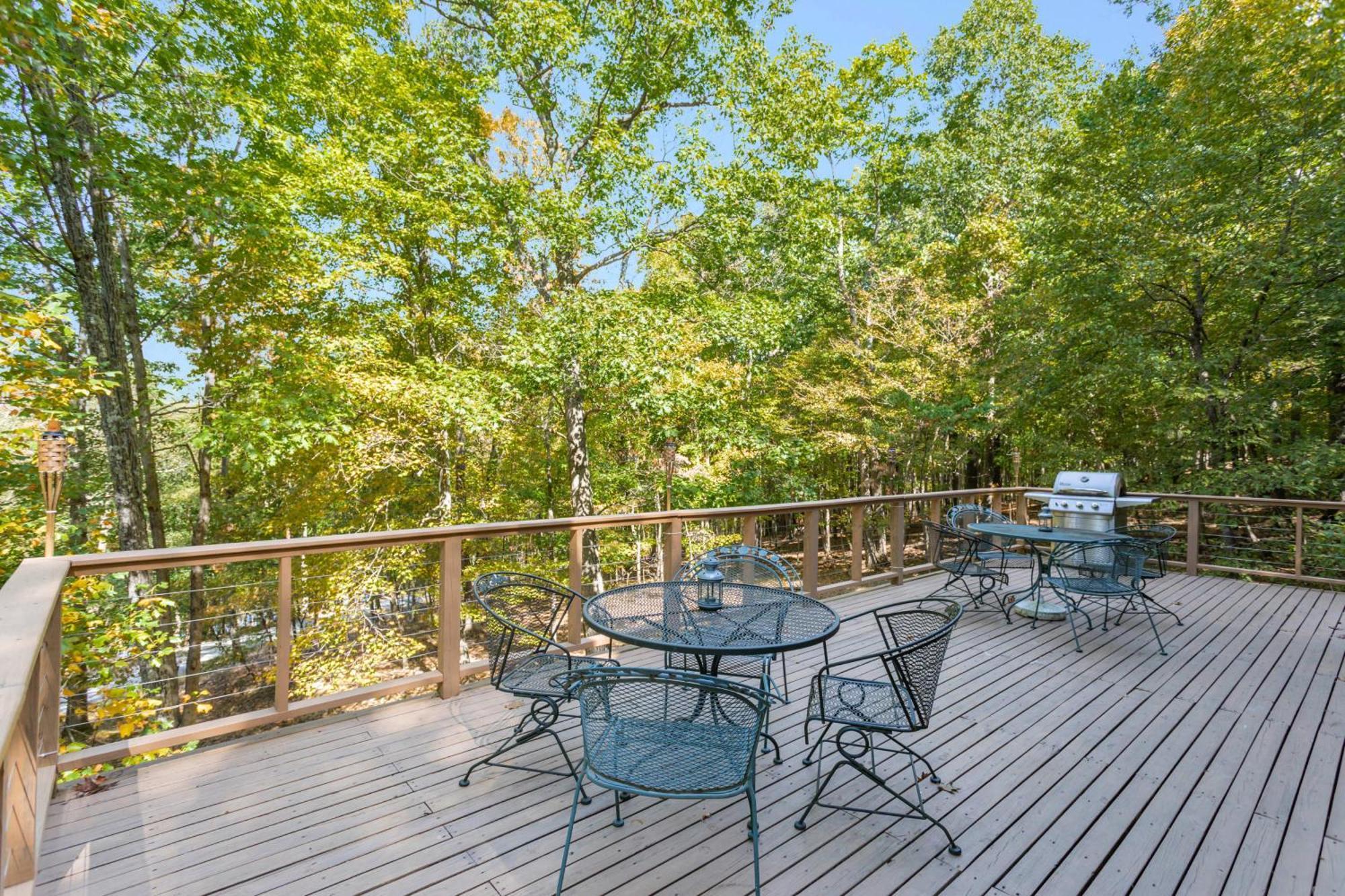 Cozy Cabin W Fire Pit, Hot Tub, Deck, & Pool Table バークレー・スプリングス エクステリア 写真
