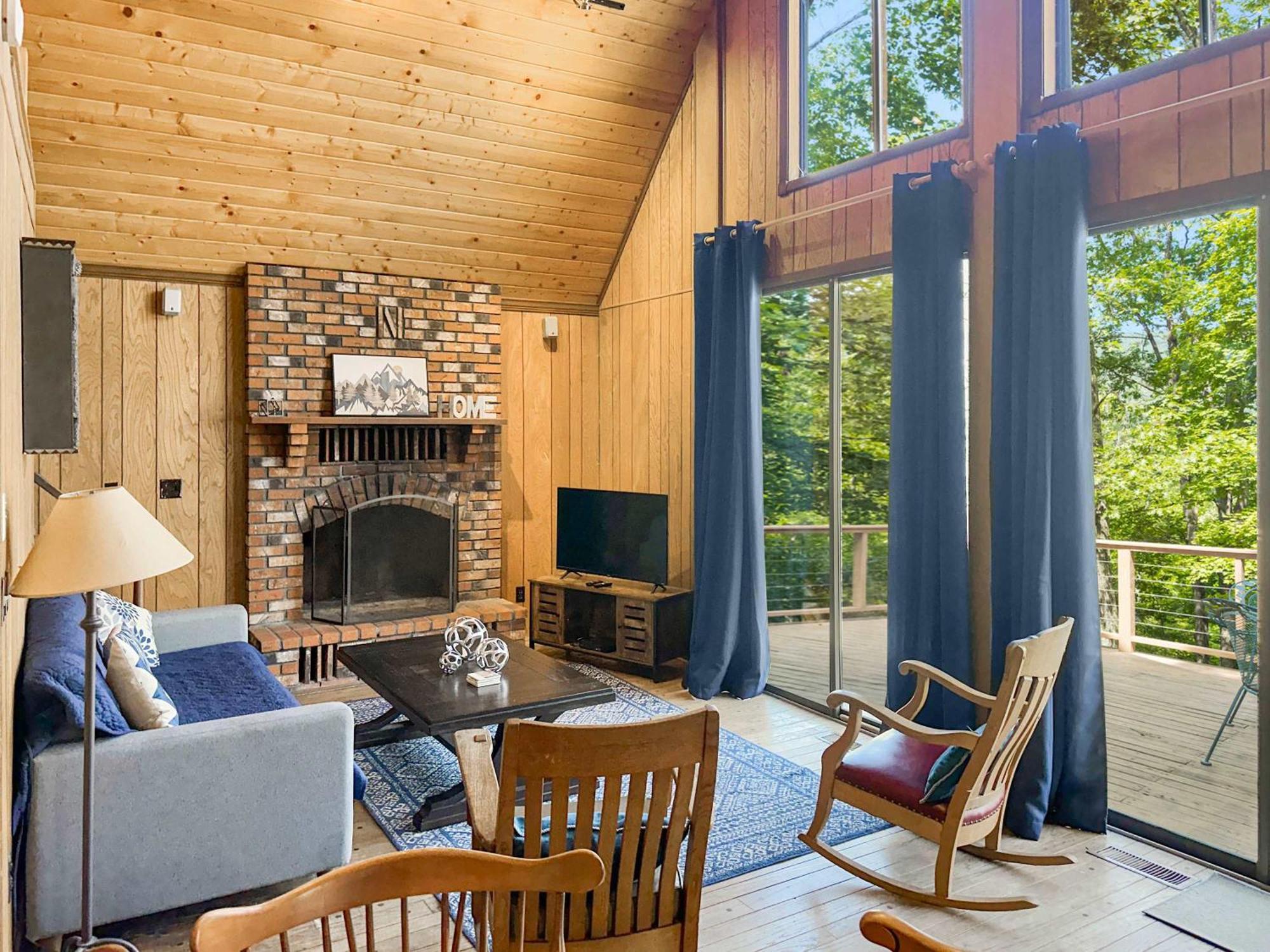 Cozy Cabin W Fire Pit, Hot Tub, Deck, & Pool Table バークレー・スプリングス エクステリア 写真
